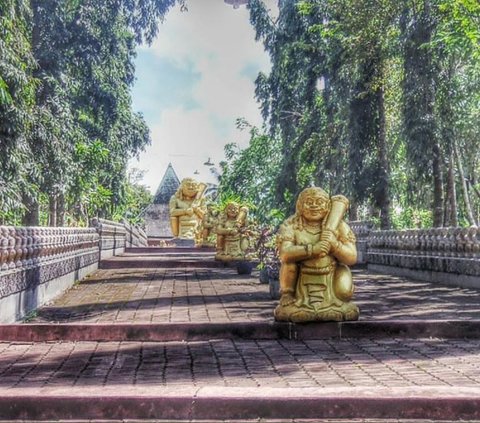 Padepokan Retjo Sewu terdiri dari ribuan arca dengan ukuran berbeda-beda. Di area inilah jenazah Soemiran Karsodiwirjo disemayamkan.