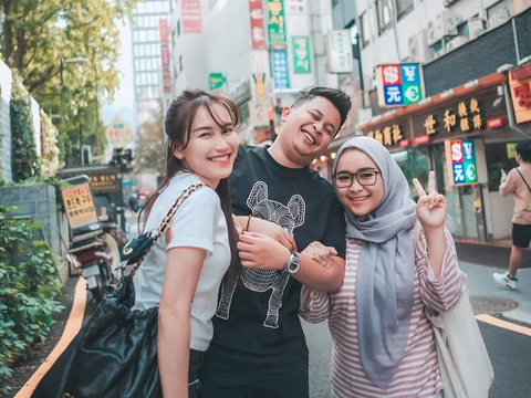 Ayu Ting Ting Boyong Keluarga Liburan ke Korea, Heboh Ketemu Nikita Mirzani Langsung Diajak Makan di Taman