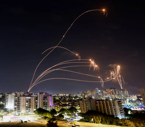 FOTO: Digempur Habis-Habisan Oleh Hamas, Iron Dome Israel Kewalahan Menghalau Serangan 5.000 Roket dari Gaza