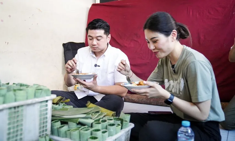 Anak Konglomerat Datangi Kampung Lontong, Bareng Chef Terkenal Lesehan Santap Makanan