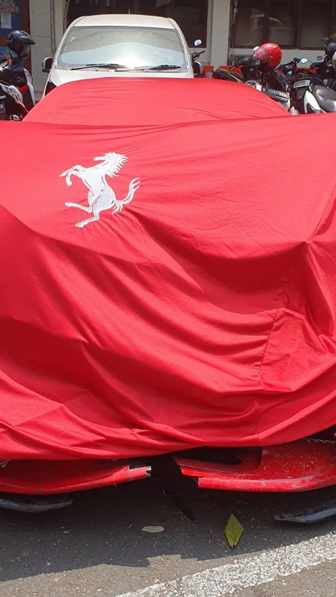 NGERI! Ferrari Merah Seruduk Lima Kendaraan di Senayan, Begini Kondisinya