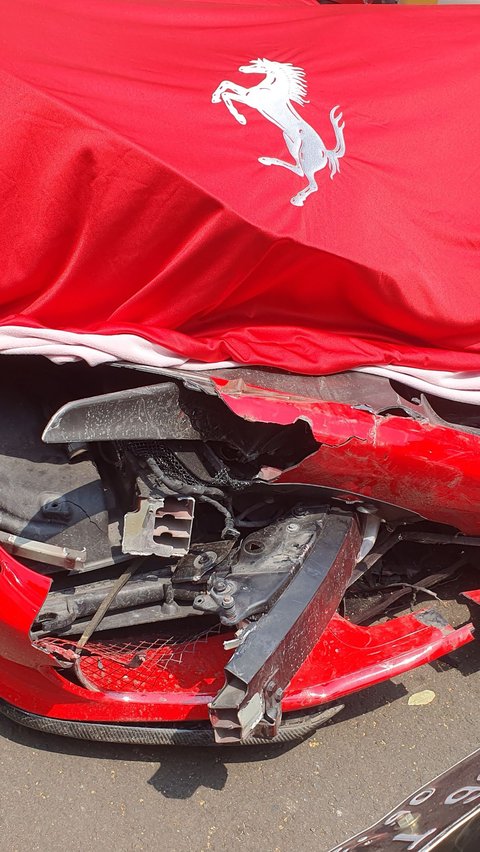 Penampakan Ferrari Merah yang Tabrak 5 Kendaraan di Senayan, Body Depan Ringsek dan Kaca Belakang Pecah<br>