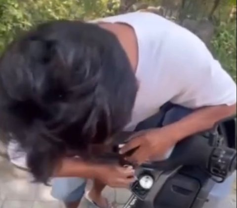 Viral Pembalap Moto2 Kehilangan Kunci Motor, Kagum dengan Tukang Duplikat Kunci di Lombok