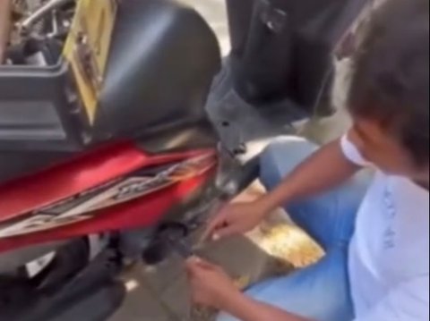 Viral Pembalap Moto2 Kehilangan Kunci Motor, Kagum dengan Tukang Duplikat Kunci di Lombok