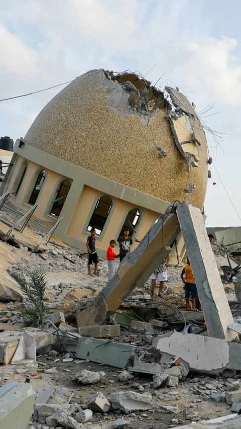 Puing-puing dan bagian kubah Masjid Al-Amin Muhammad yang runtuh akibat serangan Israel di Khan Younis, Jalur Gaza selatan, Minggu (8/10/2023).