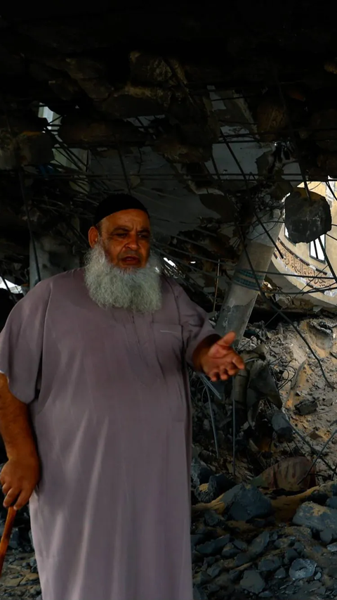 Seorang warga Palestina memeriksa kondisi Masjid Al-Amin Muhammad yang hancur akibat serangan udara Israel di Khan Younis.