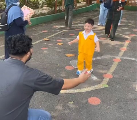 Portrait of the Touching Moment of Ammar Zoni Picking Up His Child from School after Being Released from Prison