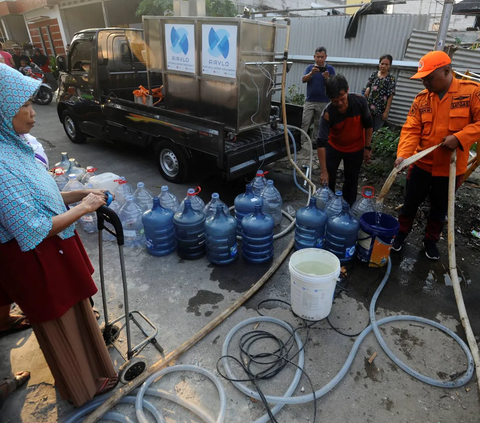 Petugas Badan Penanggulangan Bencana Daerah (BPBD) Tangerang Selatan mendistribusikan air bersih hasil dari pengolah alat penjernih air yang diambil dari air sungai yang kotor   di kawasan Kranggan, Tangerang Selatan, Banten, Senin (09/10/2023).
