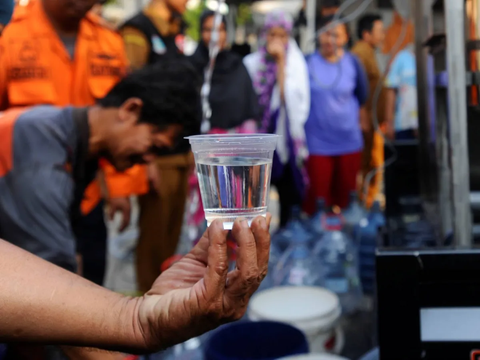 FOTO: Distribusikan Air Bersih, BPBD Tangsel Gunakan Alat Portable Canggih Karya Anak Bangsa untuk Jernihkan Air Sungai Kotor