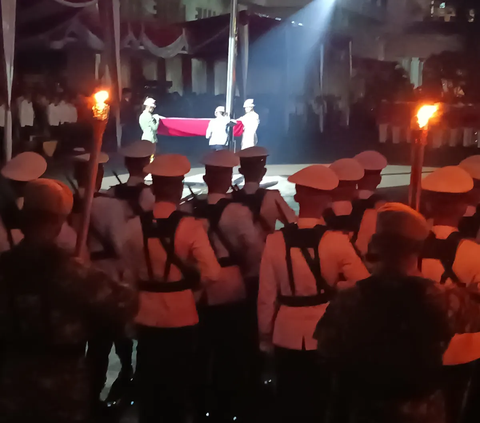 Kementerian Pertahanan (Kemenhan) RI menggelar upacara parade senja di Lapangan Bela Negara, Jakarta. Presiden Joko Widodo (Jokowi) menjadi inspektur upacara.