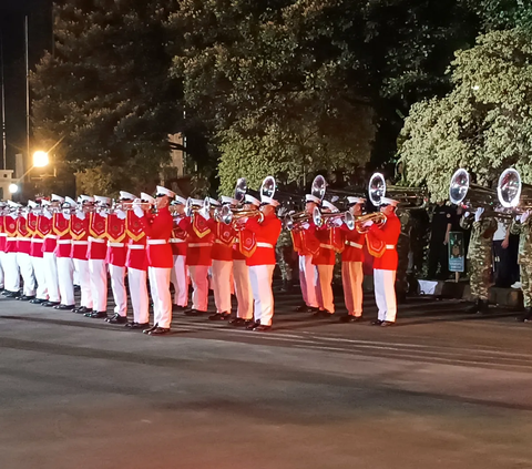 Didampingi SBY dan Prabowo, Jokowi Saksikan Defile TNI