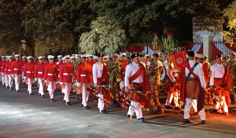 <br>Presiden RI ke-6 SBY serta Menhan Prabowo Subianto mendampingi Presiden Jokowi untuk menerima Defile dari sejumlah prajurit. 