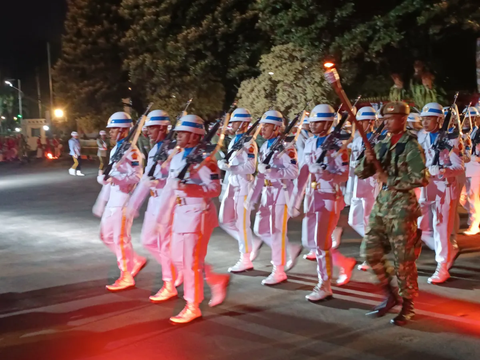 Didampingi SBY dan Prabowo, Jokowi Saksikan Defile TNI