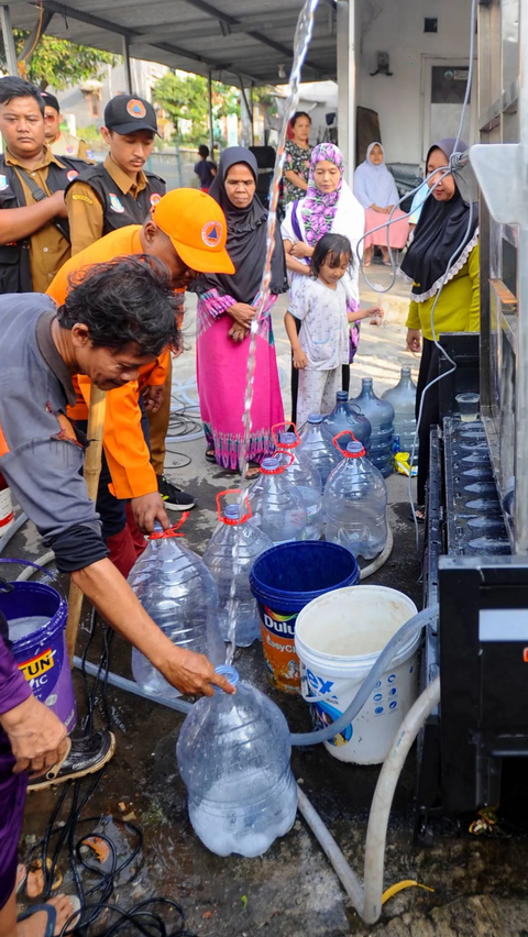 Antrean warga saat mengambil air bersih hasil penjernihan menggunakan alat portable tersebut di Kranggan, Tangsel.