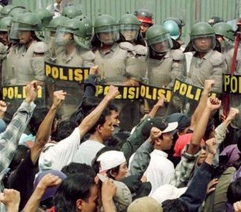 Perintah Rahasia Letjen Soeharto ke Kostrad: Lindungi Mahasiswa yang Berdemo