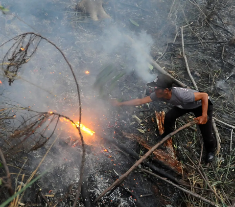 Saat itu petugas mengalami kesulitan mencari sumber air terdekat.<br><br>Kondisi itu membuat petugas akhirnya terpaksa memanfaatkan ranting pohon sebagai langkah darurat menangani musibah kebakaran di tempat itu.