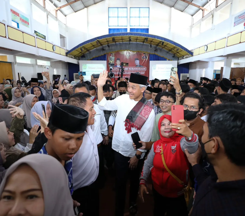 Para santri sangat antusias menyambut kedatangan Ganjar. Mereka berbaris sejak depan gerbang Ponpes Darussalam untuk berfoto atau bersalaman dengan Ganjar.