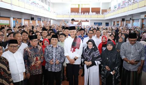 <br>Ketika tiba, Ganjar langsung disambut oleh Pengasuh Pondok Pesantren Darussalam Ciamis, Prof Dr KH Fadlil Munawwar Manshur. 