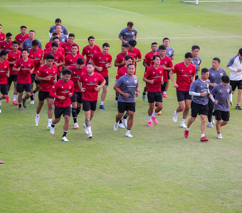 Sejumlah pemain dan pelatih Timnas Indonesia melakukan pemanasan saat latihan menjelang laga leg pertama Kualifikasi Piala Dunia 2026 zona Asia melawan Brunei Darussalam di Lapangan A Kompleks Stadion Utama Gelora Bung Karno (SUGBK), Senayan, Jakarta, Senin (09/10/2023). (Bola.com/Bagaskara Lazuardi)