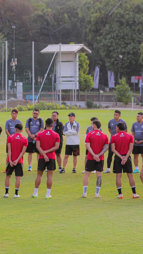 Latihan tersebut dipimpin langsung oleh pelatih kepala Timnas Indonesia, Shin Tae-yong.