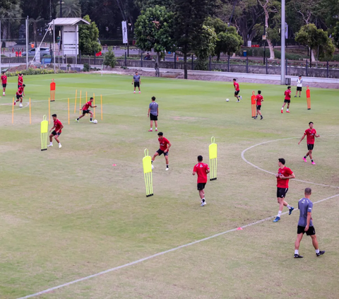 Sejumlah pemain Timnas Indonesia saat mengikuti sesi latihan perdana di Lapangan A Gelora Bung Karno Senayan, Jakarta, Senin (9/10/2023). <br>