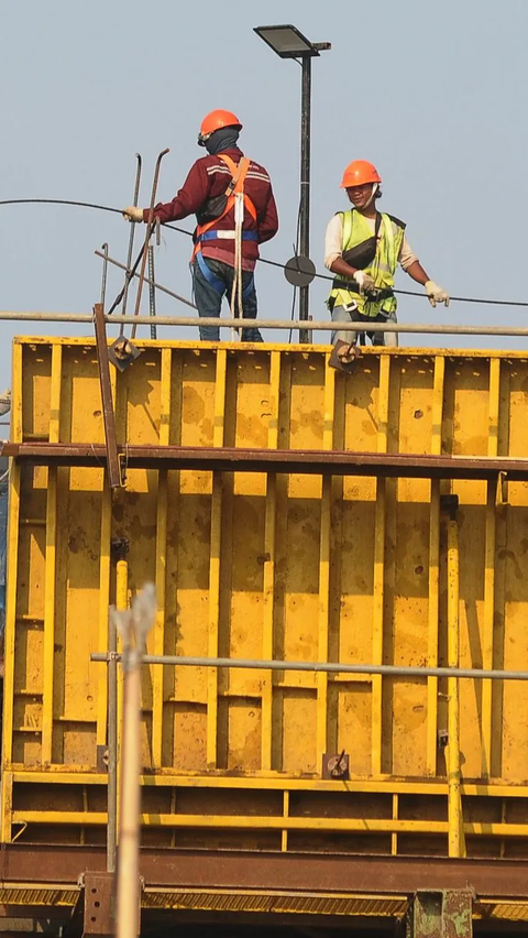 Aktivitas pekerja saat menyelesaikan proyek pembangunan jalan tol layang (Elevated) Ancol Timur-Pluit (Harbour Road II) di Jalan RE. Martadinata, Tanjung Priok.