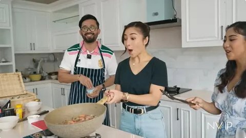 Seru Abis! Nikita Willy Langsung Ajak Chef Pro ke Rumah Buat Momen Masak Bareng Sang Adik