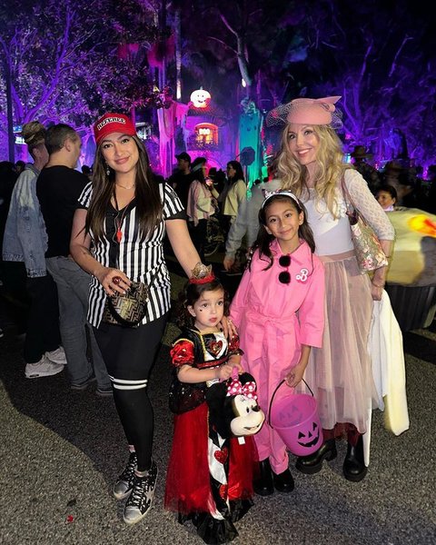 Pesona Mertua Bikin Gagal Fokus, 7 Foto Rahma Azhari Rayakan Halloween Bareng Anak