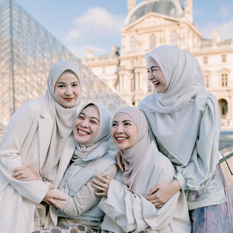 Momen Keseruan Natasha Rizky Bersama Dian Ayu, Ratna Galih dan Nina Zatulini Liburan ke Prancis, Netizen 'Mukanya Kembar Semua'