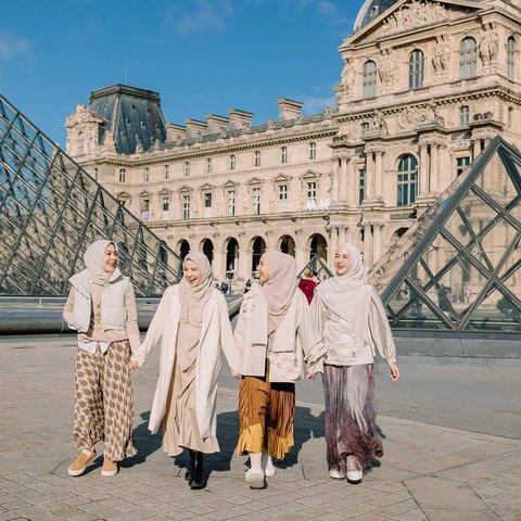 Momen Keseruan Natasha Rizky Bersama Dian Ayu, Ratna Galih dan Nina Zatulini Liburan ke Prancis, Netizen 'Mukanya Kembar Semua'