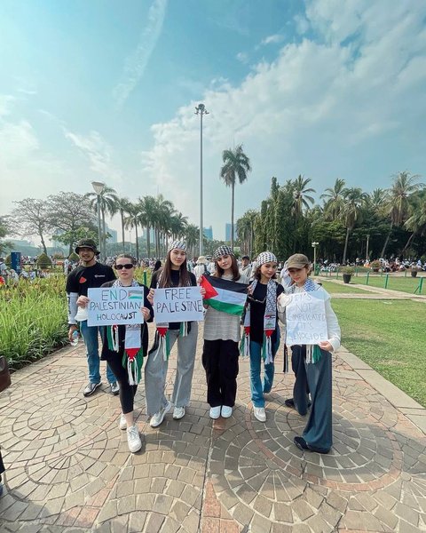 Foto-foto Aaliyah Massaid Ikut Aksi Bela Palestina Bersama Thariq Halilintar di Monas