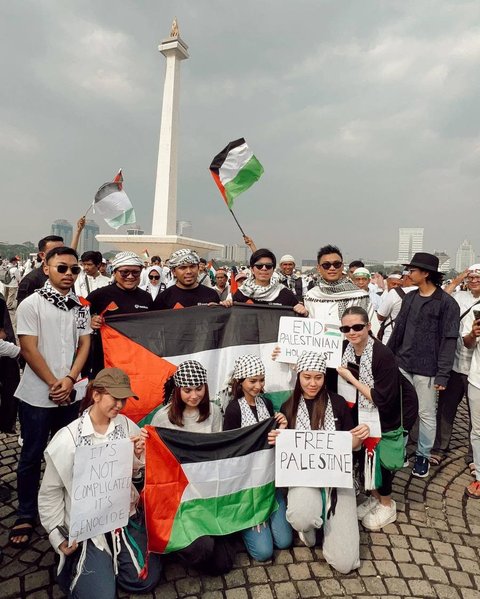 Foto-foto Aaliyah Massaid Ikut Aksi Bela Palestina Bersama Thariq Halilintar di Monas