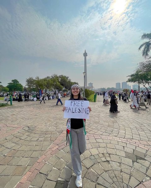 Foto-foto Aaliyah Massaid Ikut Aksi Bela Palestina Bersama Thariq Halilintar di Monas