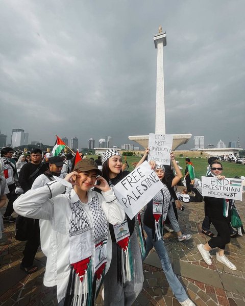 Foto-foto Aaliyah Massaid Ikut Aksi Bela Palestina Bersama Thariq Halilintar di Monas