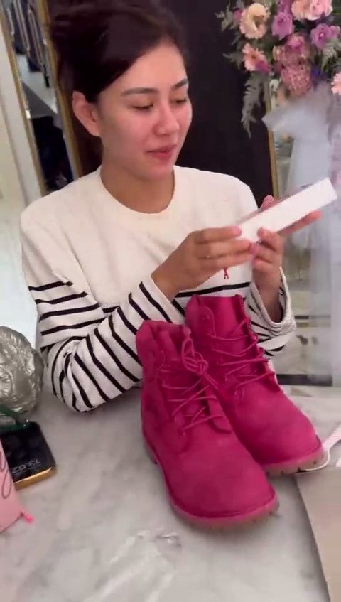 Dapat Kado Sepatu