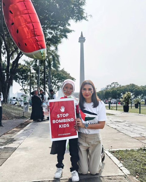 Berfoto Dengan Gadis Kecil