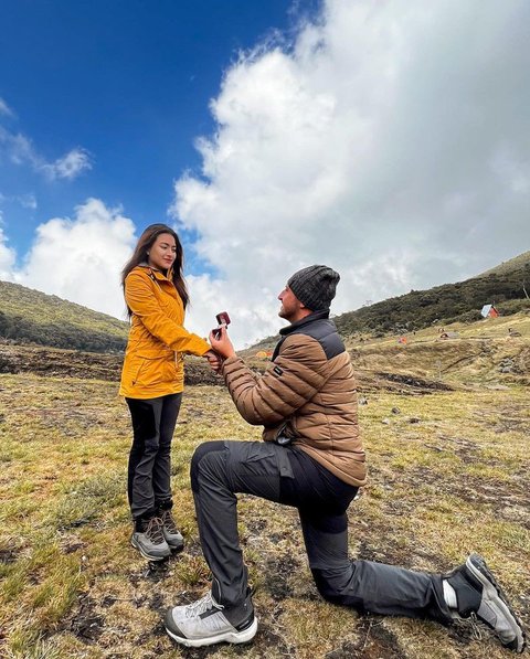 Foto-foto Nathalie Holscher Dilamar Kekasih Bulenya di Gunung Gede, Romantis Abis!