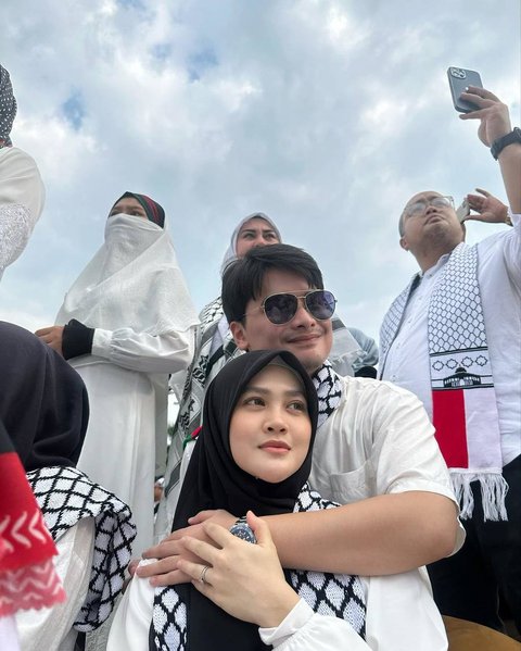 Berpartisipasi dalam Aksi Solidaritas untuk Palestina di Monas, Alvin Faiz Membagikan Foto-Foto Mesranya bersama Henny Rahman