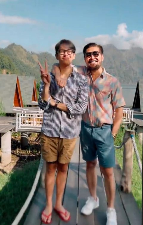 Disebut Fashionable, 8 Foto Kedekatan Ferry Salim dan Brandon Salim Bak Kakak Adik!