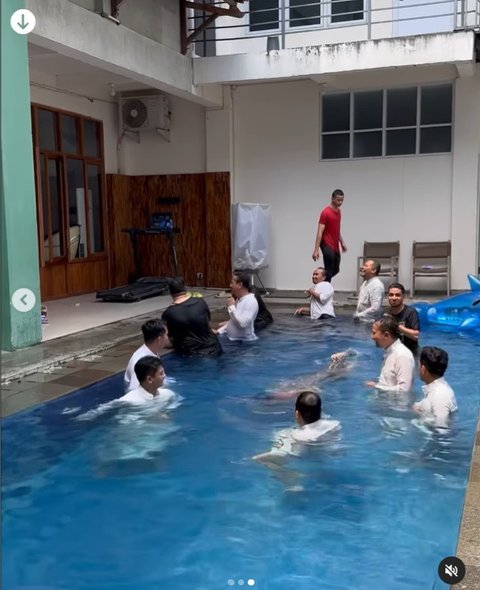 Salah satu faktor yang membuat momen ini disalahartikan adalah pilihan busana Ryan.