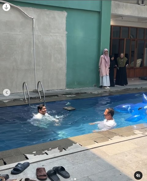 Ternyata, alasan di balik keputusan Ryan untuk berenang adalah dia diajak oleh seorang habib yang sudah berada di kolam lebih dulu.