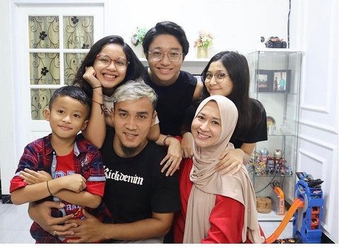 Potret Gunawan Dwi Cahyo Suami Okie Agustina, Pesepakbola Ganteng dan Dikenal Family Man