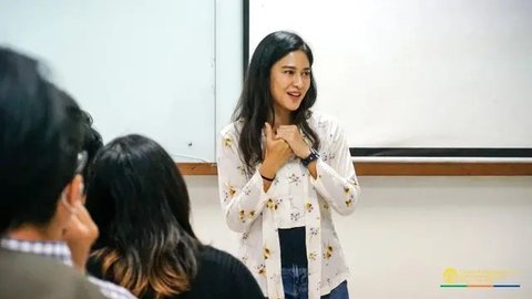 Dian Sastro memukau saat mengajar dengan kebaya kutubaru klasik putih yang cantik, dipadukan dengan celana jeans secara simpel.