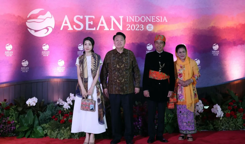 Kenakan Kain Batik Indonesia