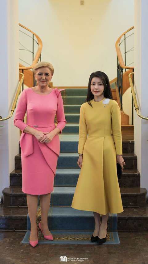 Nampak Cerah dalam Dress Kuning