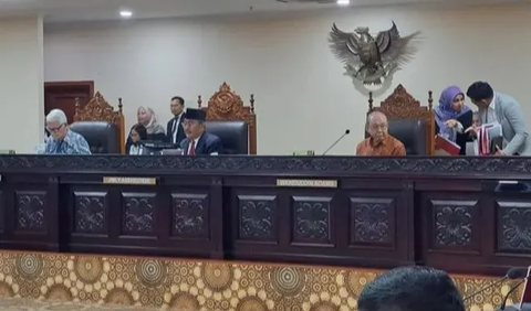 Jimly menjelaskan, MKMK akan menggelar sidang pemeriksaan para pelapor terlebih dahulu sebelum memeriksa Saldi Isra, Manahan, dan Suhartoyo.<br>