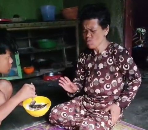 Kisah Pengorbanan Entis, Rela Putus Sekolah demi Merawat Ibu yang Alami Gangguan Jiwa