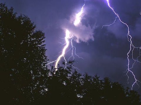 Husband Dies Struck by Lightning Witnessed by Children and Wife, Older Brother's Dream Comes True