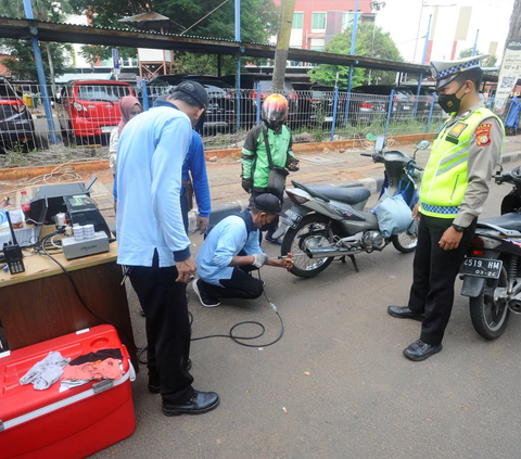 Petugas gabungan saat melakukan razia tilang uji emisi di kawasan Lebak Bulus, Jakarta, selasa (1/11/2023). Direktorat Lalu Lintas (Ditlantas) Polda Metro Jaya bersama Pemerintah Provinsi (Pemprov) DKI Jakarta kembali melakukan razia uji emisi terhadap kendaraan bermotor.