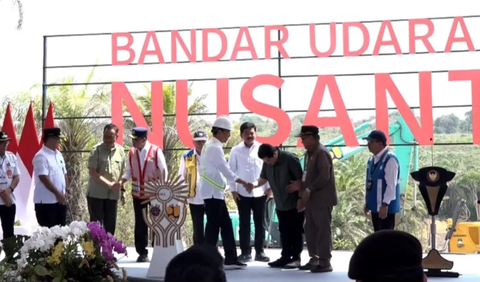 Jokowi menuturkan, bandara IKN ini memiliki luas 347 hektar dengan runway 3.000 x 45 meter dan dapat melayani pesawat berbadan lebar.